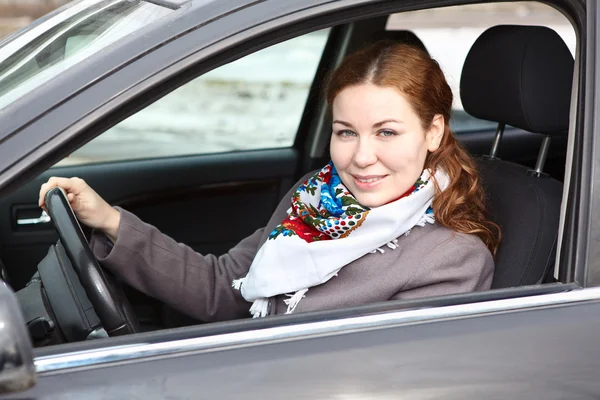 Красивая молодая белая женщина за рулём машины — стоковое фото