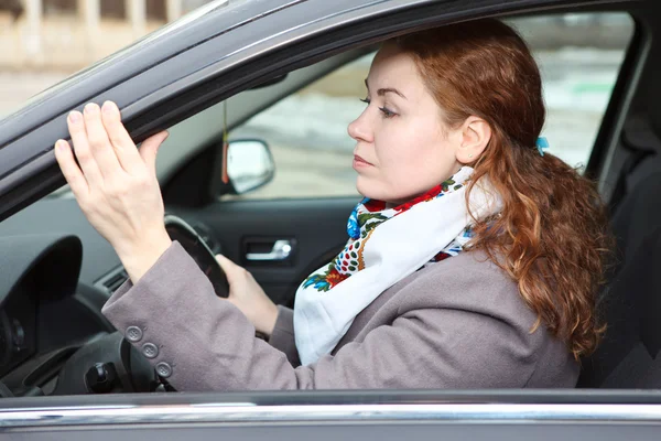 Muito jovem caucasiano mulher cuidadosamente dirigindo um carro — Fotografia de Stock