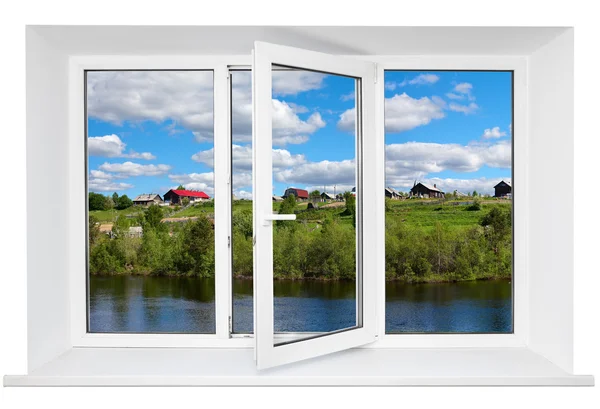 Fehér műanyag hármas ajtó ablak üveg trunquil kilátással. Elszigetelt fehér background. Nyitott ajtó — Stock Fotó