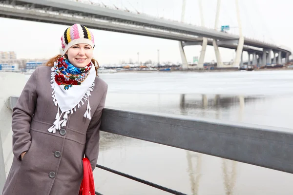 Heureuse jeune femelle caucasienne avec commandes de foulard sur le remblai. espace copie — Photo