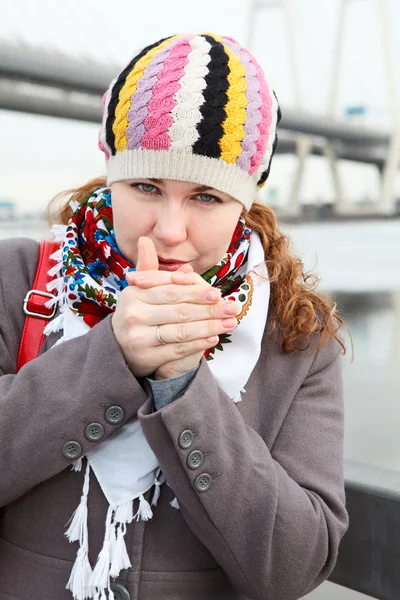 Portrét mladých Kavkazský žena oteplování rukama zmrazené — Stock fotografie