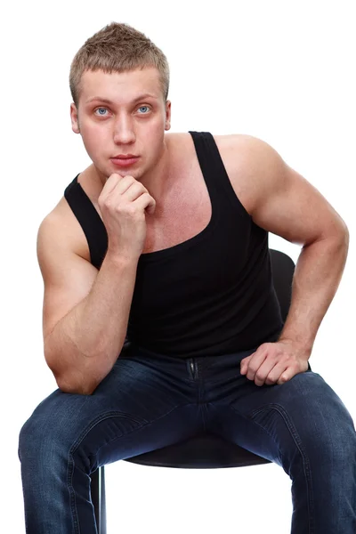 Um homem musculoso caucasiano bonito em t-shirt preta isolado no fundo branco — Fotografia de Stock