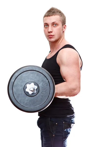 Een knappe Kaukasische musculan man in zwart t-shirt met barbell in handen geïsoleerd op witte achtergrond — Stockfoto