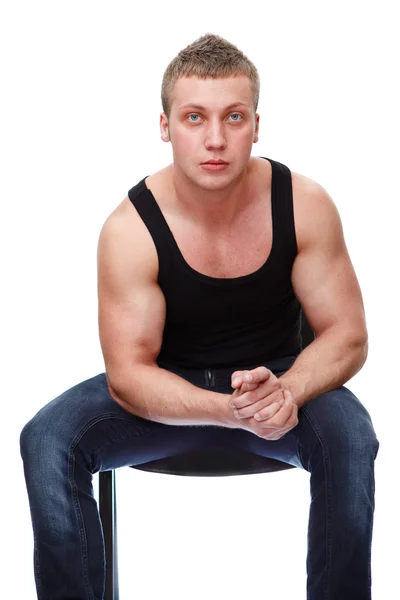 Één knappe Kaukasische musculan man in zwart t-shirt geïsoleerd op witte achtergrond — Stockfoto