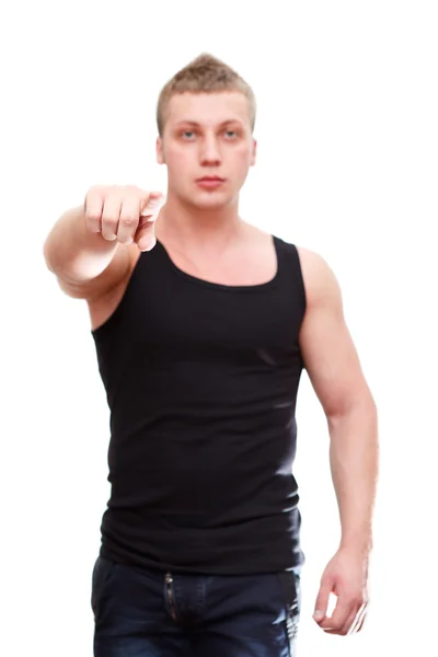 Un guapo caucásico musculoso hombre apuntando en camiseta negra aislada sobre fondo blanco . — Foto de Stock