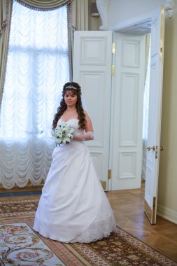 güzel beyaz Rus gelin beyaz elbiseli ve zambak çiçekler