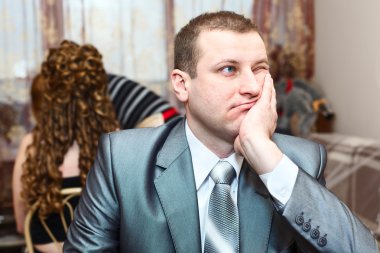 Beyaz Rus damat gelin odaları için düğün hazırlıkları sırasında bekleyen yorgun