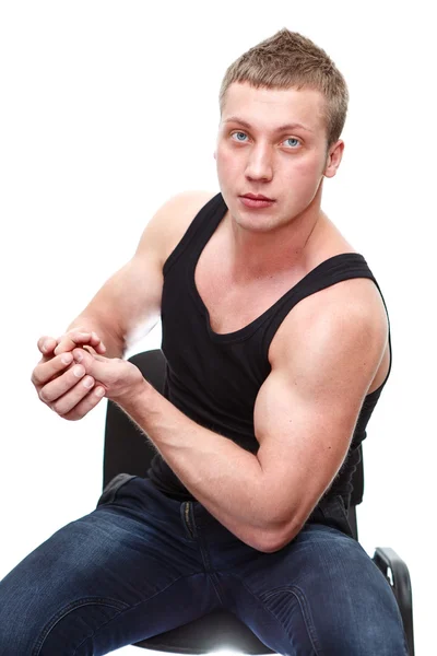 Un hombre musculoso caucásico guapo en camiseta negra aislada sobre fondo blanco — Foto de Stock