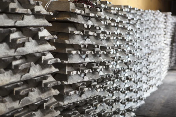 Pila di lingotti di alluminio grezzo in fabbrica di alluminio — Foto Stock