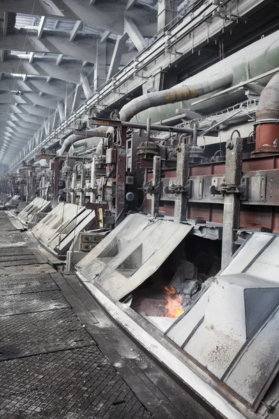 铝冶炼厂电解浴 — 图库照片