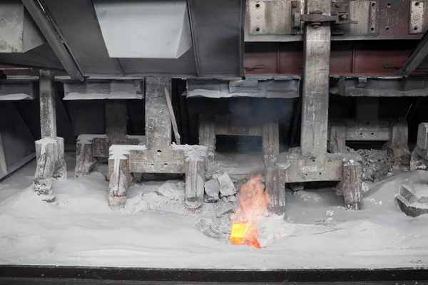 Elektrochemische, elektrolytisch proces van de productie van aluminium op factory — Stockfoto