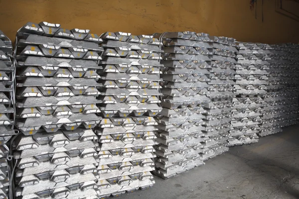 Pilha de lingotes de alumínio bruto na fábrica de alumínio — Fotografia de Stock