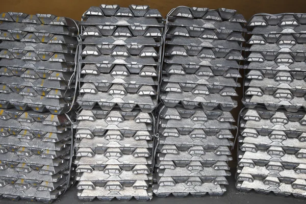 Pila de lingotes de aluminio en bruto en fábrica de aluminio — Foto de Stock