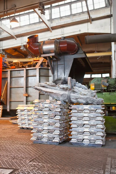 Stack of raw aluminum ingots in aluminium factory — Stock Photo, Image