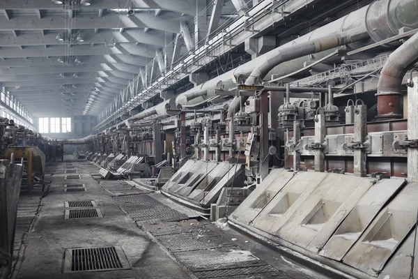 铝冶炼厂电解浴 — 图库照片