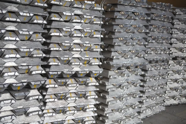 Pilha de lingotes de alumínio bruto na fábrica de alumínio — Fotografia de Stock