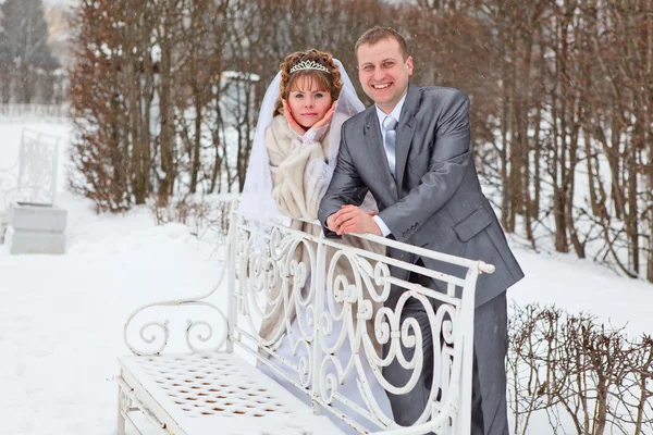 Jonge Kaukasische Russische paar lopen op besneeuwde park bruiloft. winterseizoen in Rusland — Stockfoto