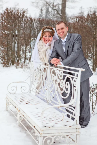 Unga bröllop kaukasiska ryska paret gå på snöig park. vintersäsongen i Ryssland — Stockfoto