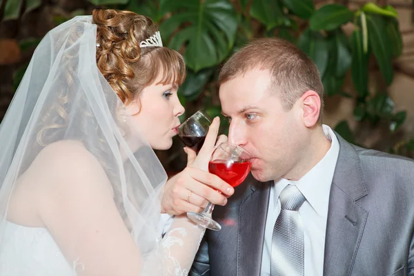 快乐新新婚夫妇饮用的酒品 — 图库照片