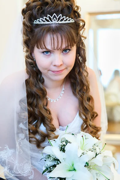 Hermosa novia rusa caucásica en vestido blanco y con flores de lirios —  Fotos de Stock