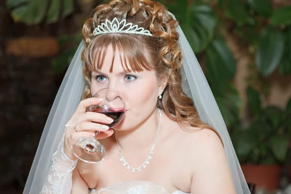 Mooie bruid drinken van wijn — Stockfoto