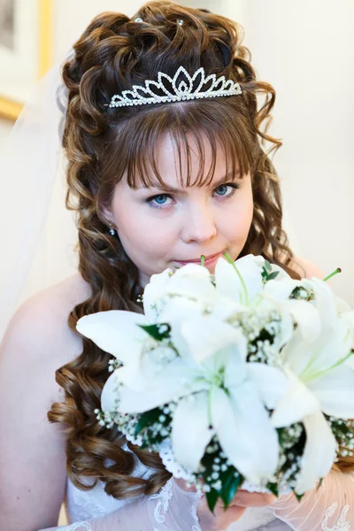 Piękne kaukaski rosyjski bride w białej sukni i kwiatami lilii — Zdjęcie stockowe