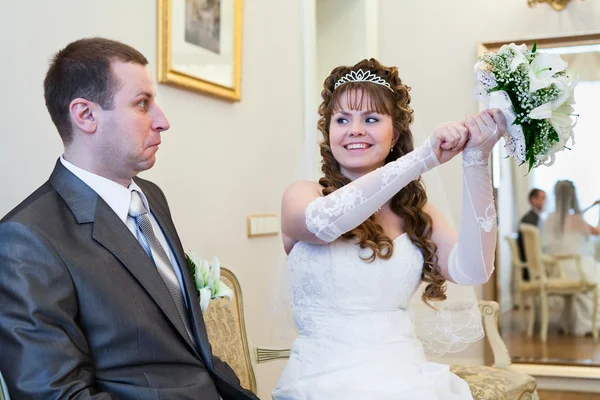 Vackra brud försöker skämtsamt slå brudgummen med boquet — Stockfoto