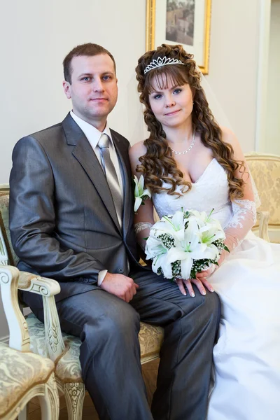 Bellissimo uomo e donna appena sposati seduti insieme — Foto Stock