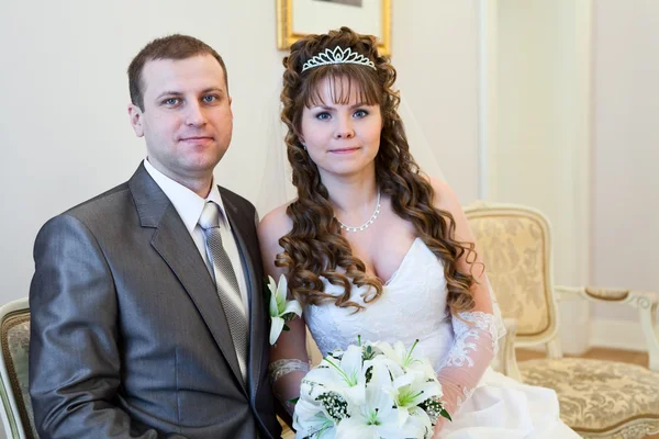 Güzel yeni evlenmiş adam ve birlikte oturan kadın — Stok fotoğraf