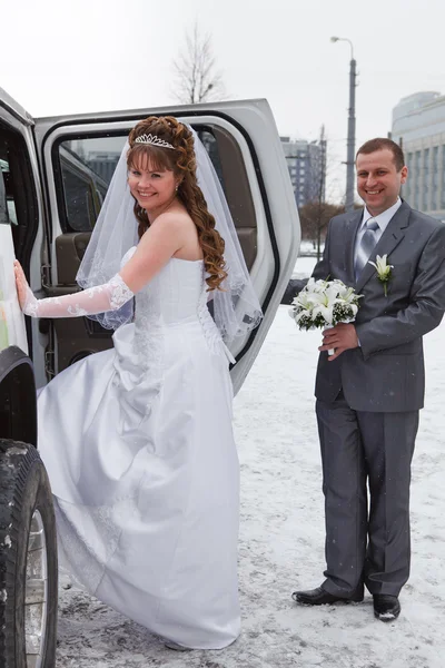 Heureux couple nouvellement marié monter dans la voiture — Photo