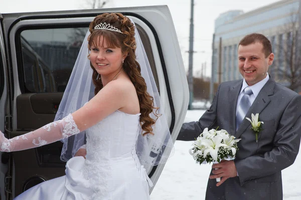Felice coppia di sposi appena saliti in macchina — Foto Stock