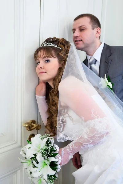 Junge kaukasische Hochzeit russisches Paar Anhörung vor verschlossenen Türen — Stockfoto
