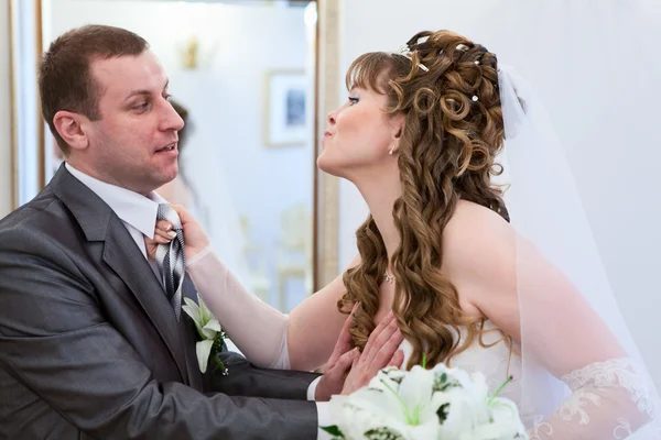 Young wedding Caucasian Russian couple wanted to kissing — Stock Photo, Image