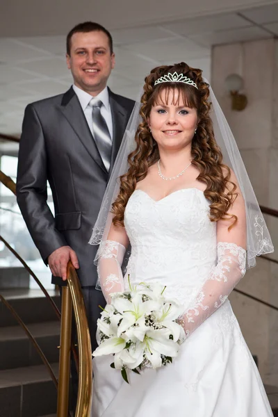 Giovane matrimonio caucasico coppia russa in piedi sulle scale — Foto Stock