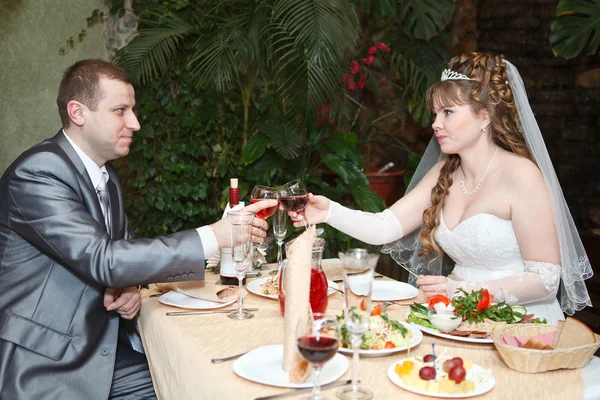 Pareja recién casada se sienta a la mesa en el restaurante, cena de boda romántica —  Fotos de Stock