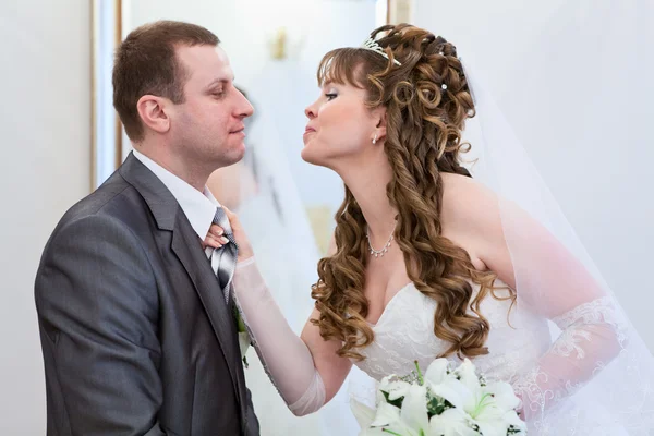 Unga bröllop kaukasiska ryska paret ville kyssas — 图库照片
