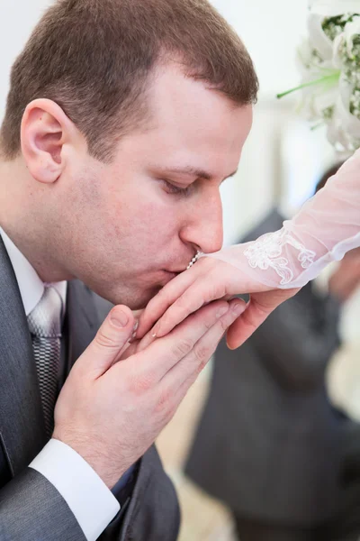 若い白人ロシアの結婚式。新郎新婦の手にキス — ストック写真