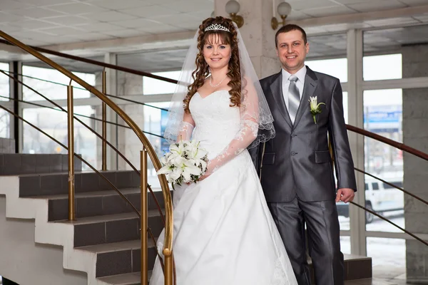 Νέους γάμο καυκάσιος ρωσική ζευγάρι στέκεται στα σκαλοπάτια — Φωτογραφία Αρχείου