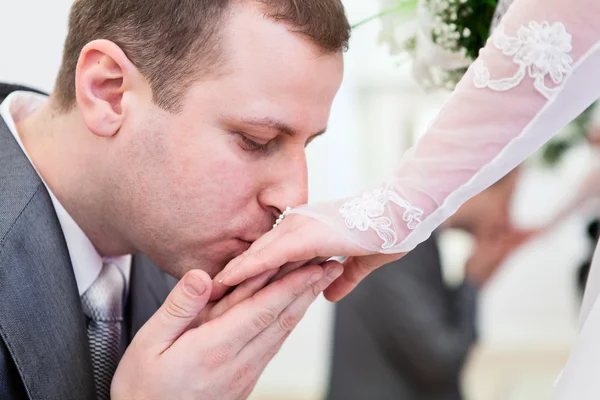 Boda joven pareja rusa caucásica. Novio besos mano de novia — Foto de Stock