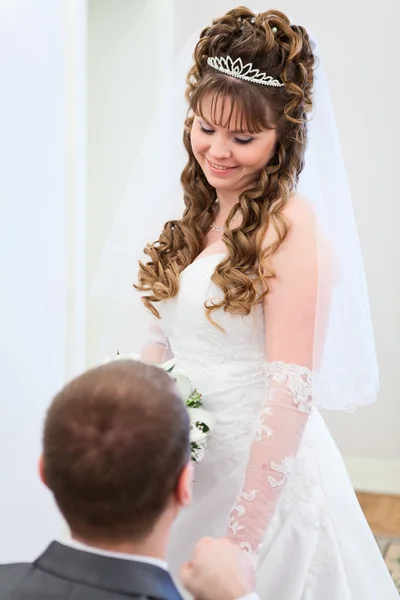 Casamento jovem casal russo caucasiano. noivo beijando a mão da noiva — Fotografia de Stock