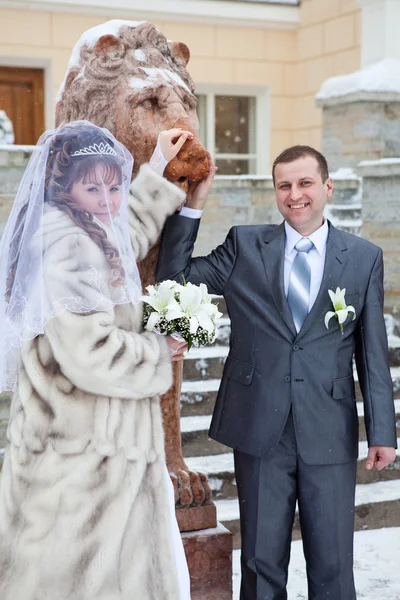 美しい新しくライオンで写真を撮るそもそもロシアのカップルの彫刻冬 — ストック写真