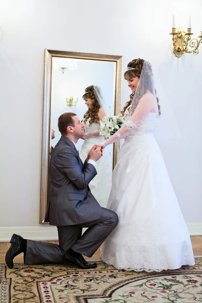 Mladí svatební kavkazské ruský pár. ženich líbat ruce nevěsty — Stock fotografie