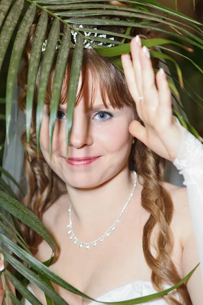 Vrouw in kroon onder palm blad — Stockfoto