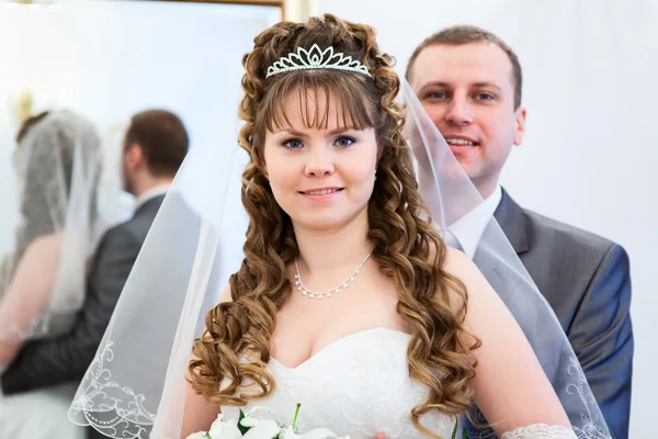 Amar a la pareja recién casada en la oficina de registro —  Fotos de Stock