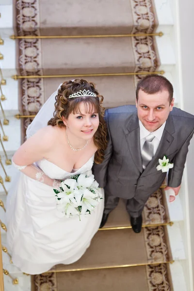 Amante casal recém-casado no escritório de registro — Fotografia de Stock