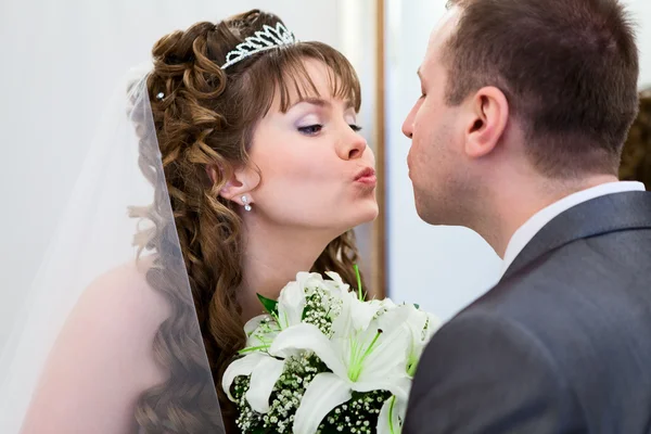 Joven boda caucásico ruso pareja besos juntos y flores entre —  Fotos de Stock