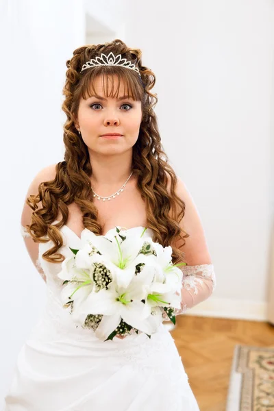 美丽高加索俄罗斯新娘穿着白色的衣服和用百合鲜花 — 图库照片