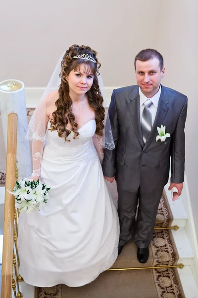 Amare la coppia di sposi nell'ufficio del registro — Foto Stock