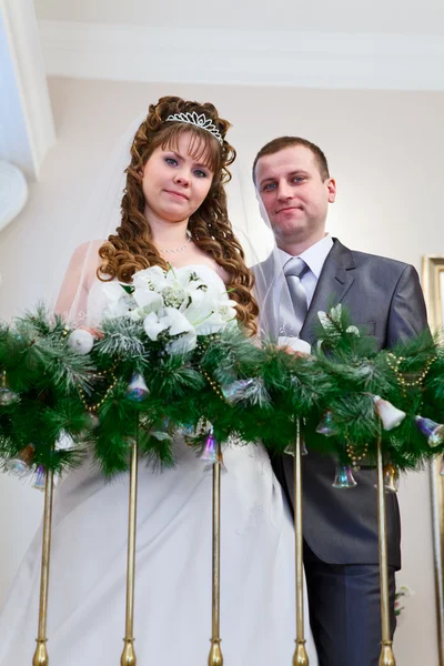 Amar a la pareja recién casada en la oficina de registro — Foto de Stock