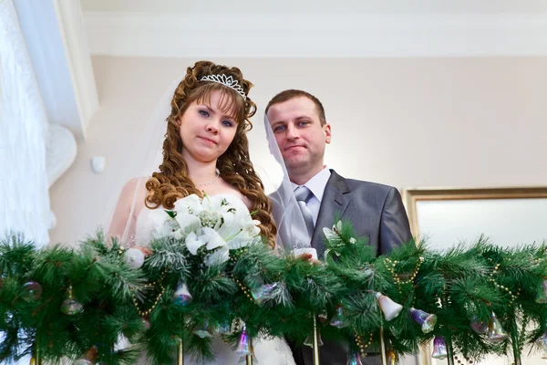 Amar a la pareja recién casada en la oficina de registro — Foto de Stock